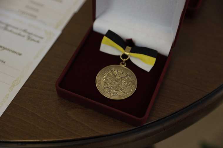 екатеринбург школьники награждение медаль выпускной бал император