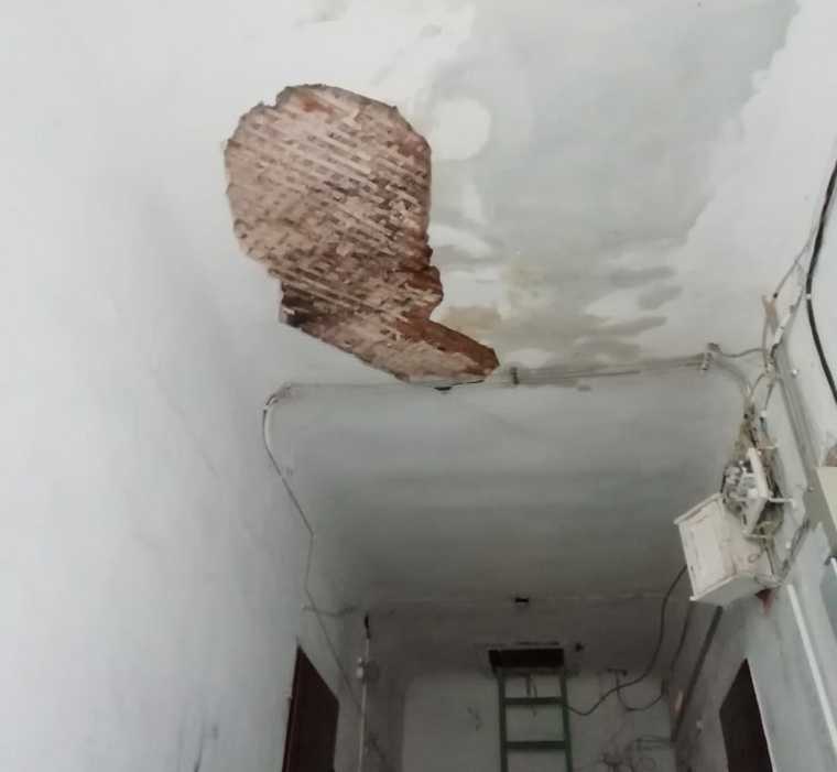 Пермяки пожаловались на ремонт в многоквартирном доме. «Через дыры в крыше льется дождь». ФОТО