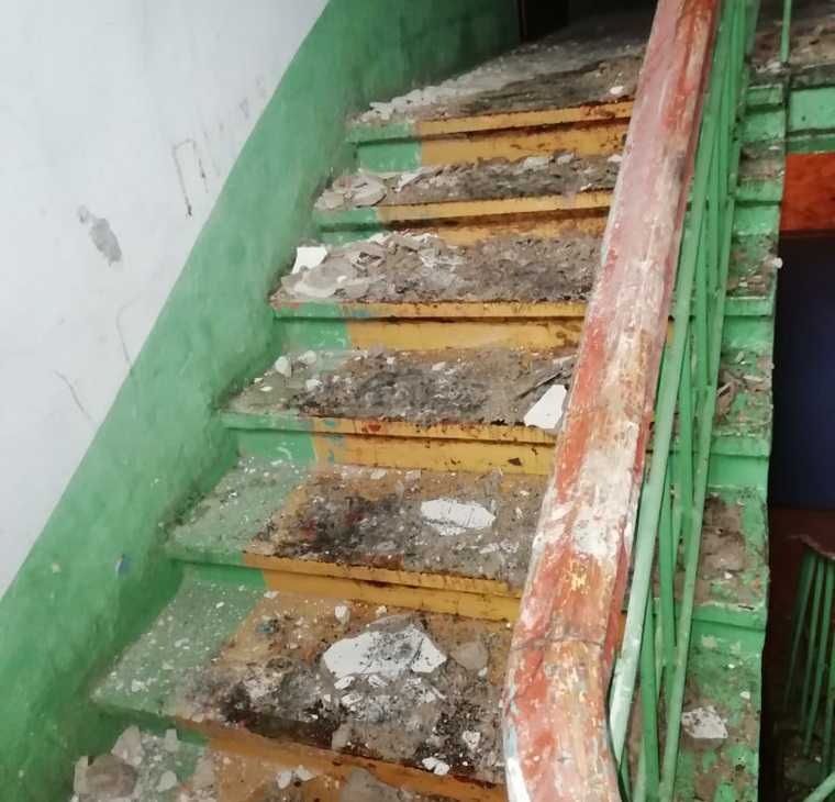 Пермяки пожаловались на ремонт в многоквартирном доме. «Через дыры в крыше льется дождь». ФОТО