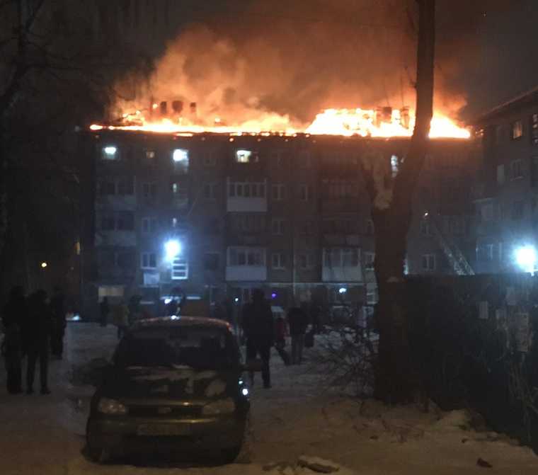 В Перми загорелась крыша жилой пятиэтажки. Фото