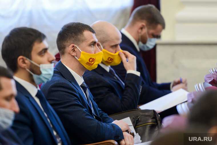 Депутаты в масках на Законодательном собрании. Челябинск