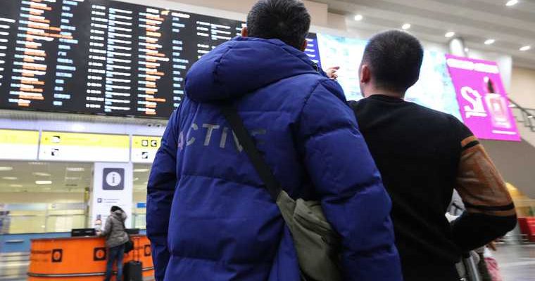 пассажиры спят на полу Москва задержка рейсы