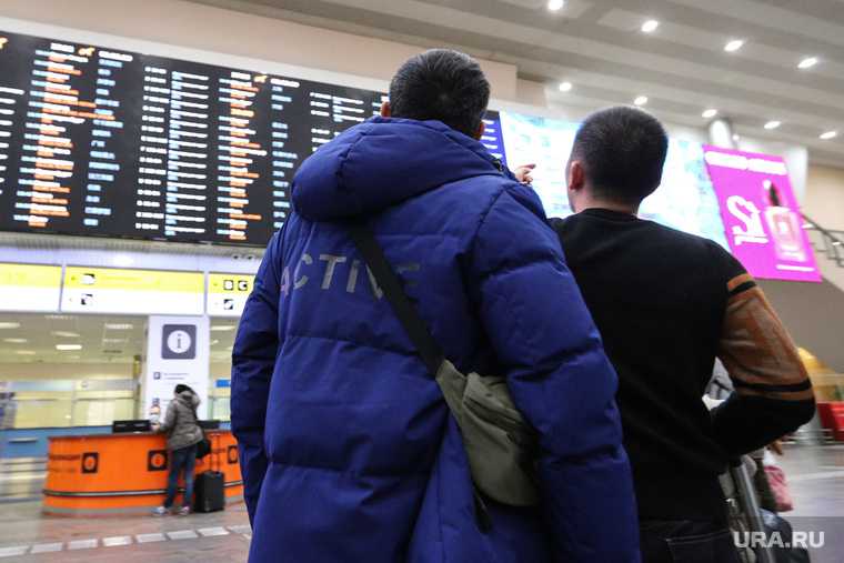 пассажиры спят на полу Москва задержка рейсы