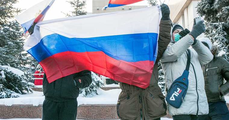флаг России на митингах