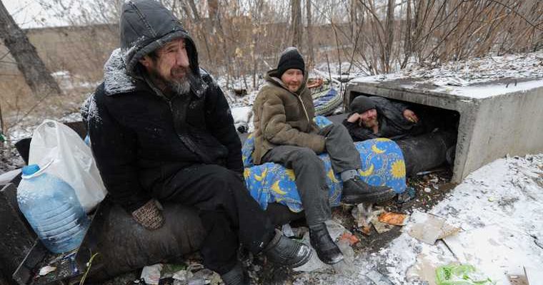 В столице ЯНАО бомжи оккупировали торговое здание.