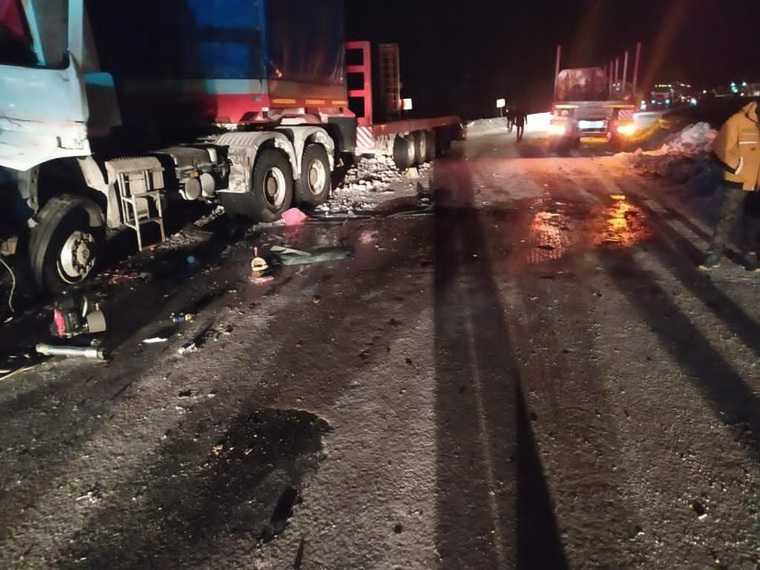 Водитель грузовика погиб на трассе в ЯНАО. Фото