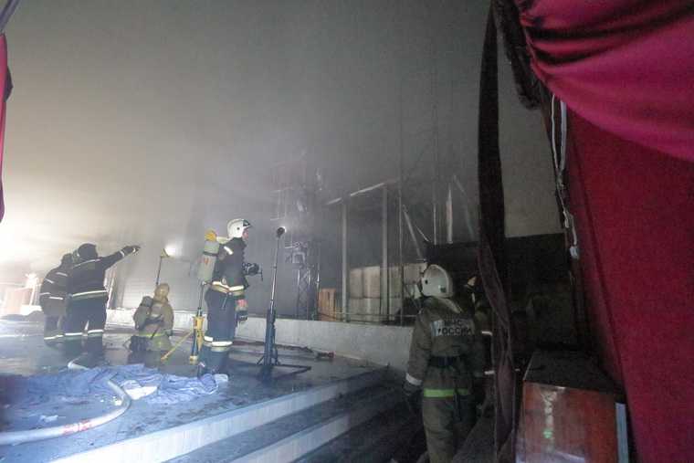 МЧС опубликовало кадры из горящего культурного центра в Кургане. Фото, видео