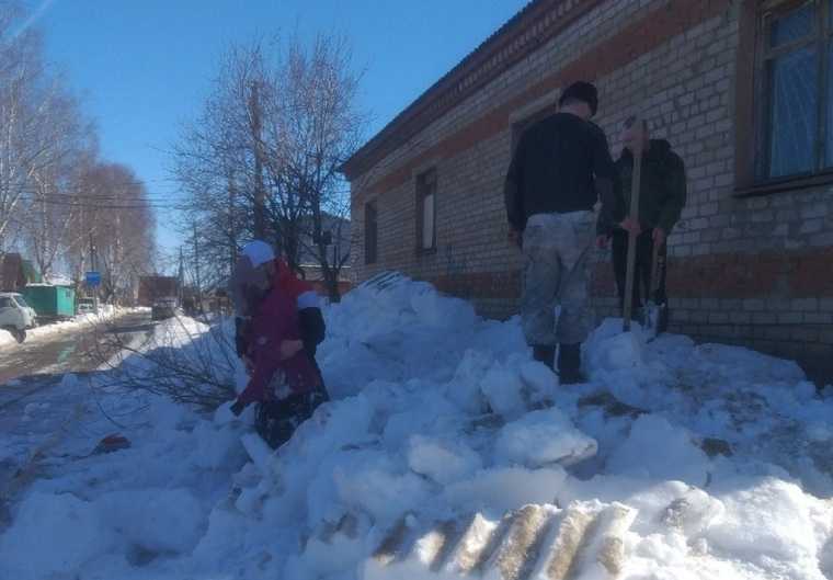 В Пермском крае школьниц завалило снегом с крыши. Фото