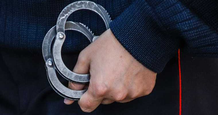 новости хмао задержали в торговом центре тц аура охранник избил задержанного вымогали деньги пьяные мужчины конфлик в сургуте