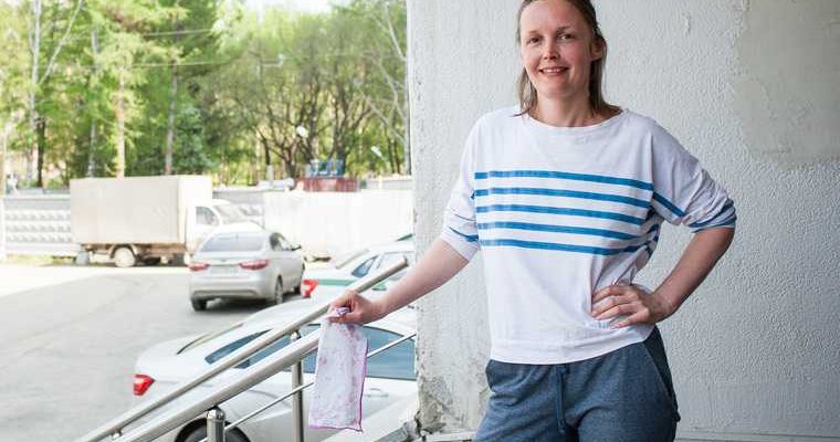 выборы в свердловское заксобрание 2021 «Яблоко» Алена Смышляева ню сквер-у-драмы залезла на дерево Екатеринбург