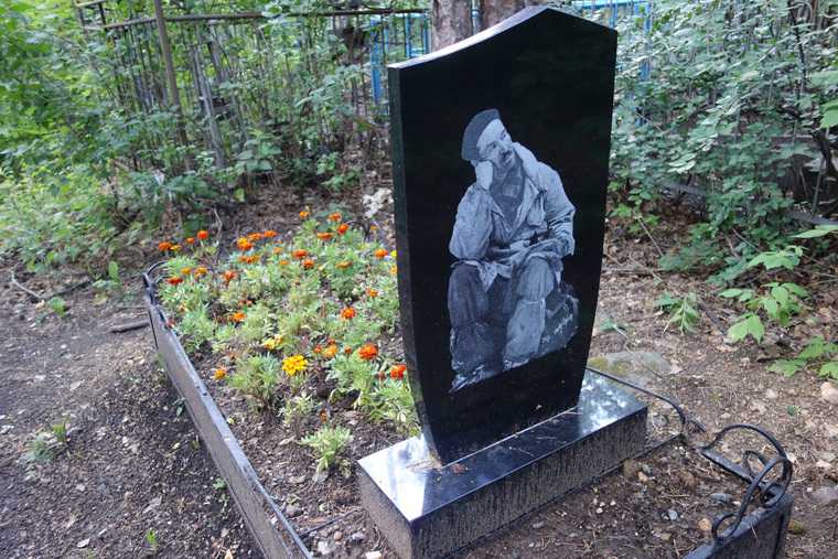 На могиле дятловца Золотарева изобразили медаль из будущего. Фото